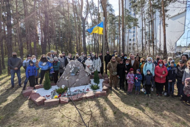 В Днепровском районе столицы открыли Аллею памяти погибшего в зоне АТО военнослужащего Александра Звинника