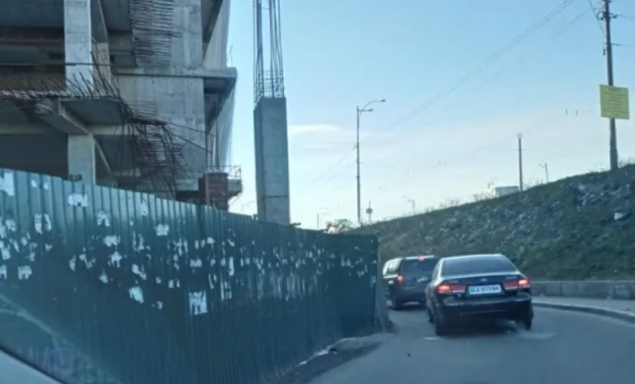Депутат Киевсовета указала чиновникам КГГА на строящийся фактически на проезжей части ТРЦ на Борщаговке
