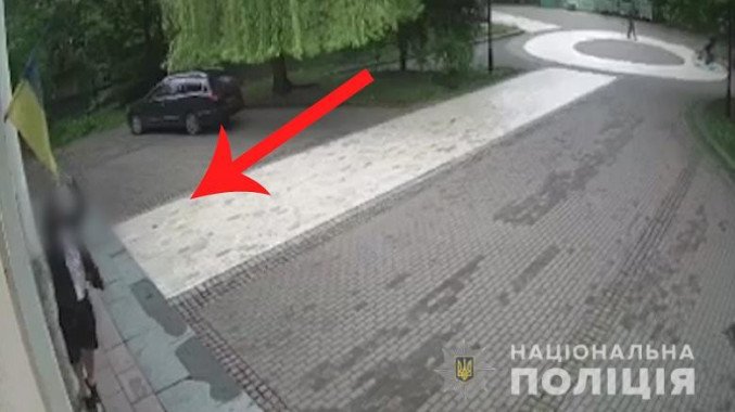Прокуратура предъявила подозрение мужчине, который повредил флаг Украины в центре Киева (фото, видео)