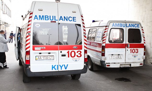 Фасад столичного отделения скорой помощи на ул. Братиславской утеплят за 13,6 млн гривен