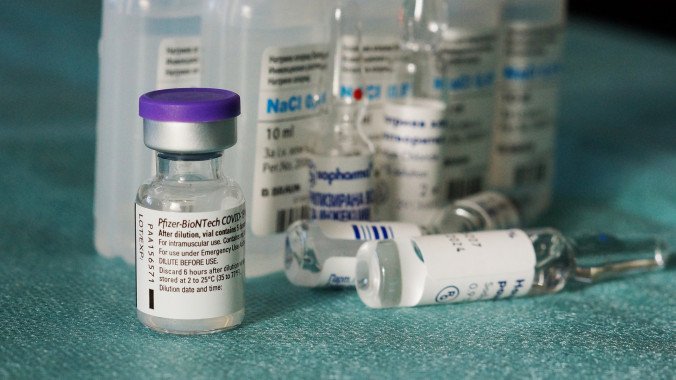 Поликлинике МВД выдали 1000 доз вакцины Pfizer от COVID-19