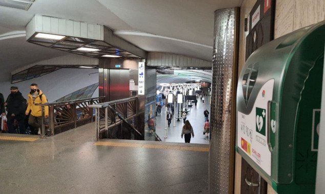“Киевский метрополитен” на 52 станциях разместил дефибрилляторы в свободном доступе для пассажиров (фото)