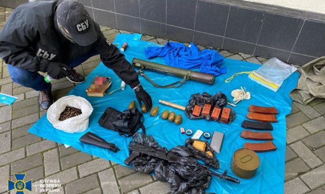 В центре Киева обнаружили тайник с оружием и взрывчаткой