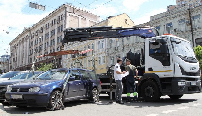 Киев объявил большой отбор новых инспекторов по парковке
