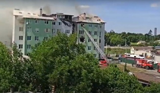 На Киевщине 2 человека госпитализировали из-за взрыва в многоэтажном доме (фото, видео)