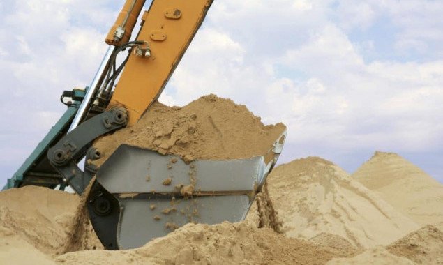 Столичную полицию и прокуратуру попросили пресечь наконец незаконную добычу песка в Бортничах