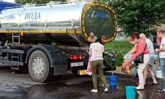 Из-за аварии на водоводе два десятка жилых домов и два детсада в Голосеевском районе столицы остались без воды