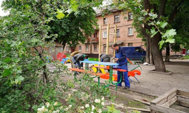 На столичной Оболони с улицы Приорской стартовало обновление детских площадок