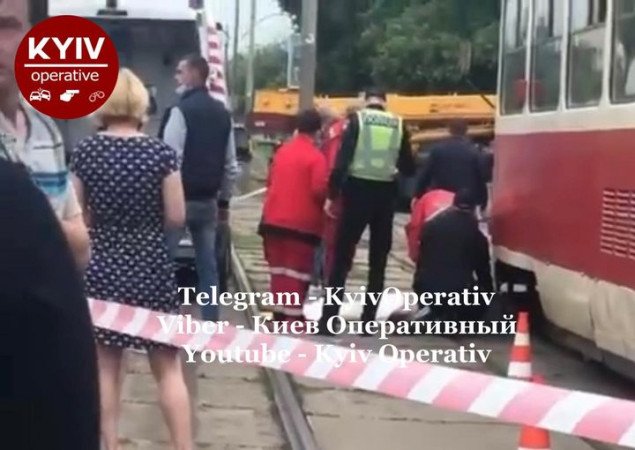 В Днепровском районе столицы девушка подскользнулась и упала под трамвай (видео)
