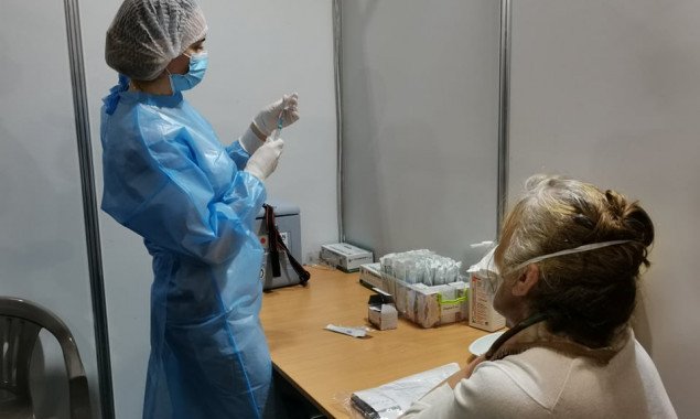 Центр вакцинации на столичной Левобережной вместо выходных будет работать 17 и 18 июня