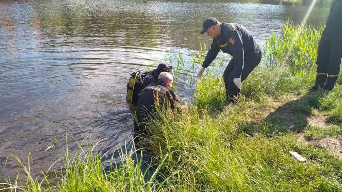Спасатели достали тело 19-летнего парня из озера в Днепровском районе столицы