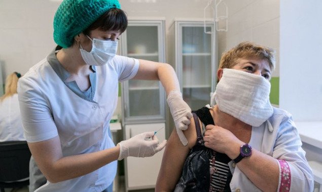 За минувшие сутки в Украине от COVID-19 вакцинировали более 42 тысяч человек