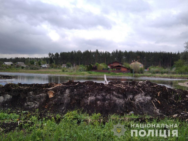 Полиция обвинила коммунальщиков в растрате 30 млн гривен на расчистке озера в Голосеевском районе столицы
