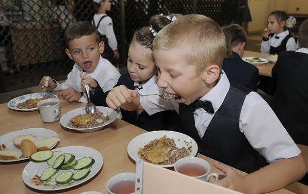 Фирма из Днепра выиграла тендер по организации питания в школах Печерска по аномально низкой цене