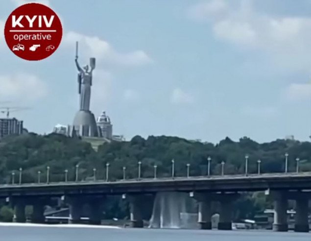 На мосту Патона киевляне заметили очередной коммунальный “водопад” (видео)