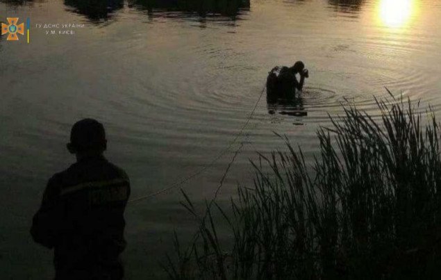 Столичные спасатели достали из озера в Святошинском районе тело 28-летнего мужчины