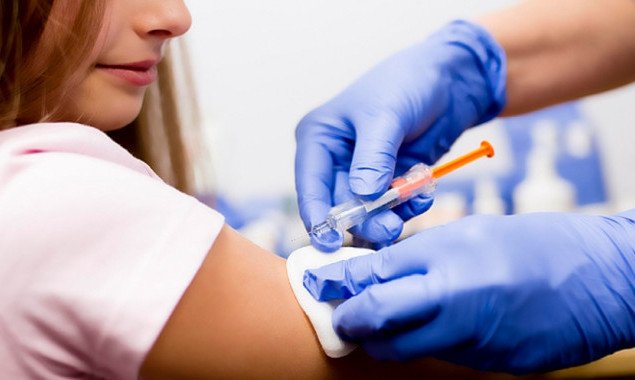 В Украине зарегистрировали новый рекорд по количеству вакцинированных против COVID-19 за сутки