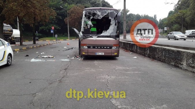 Международный рейсовый автобус опрокинулся в Киеве (фото, видео)