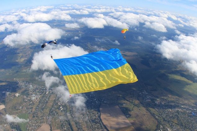 Под Киевом парашютист развернул в воздухе гигантский флаг Украины и установил новый рекорд