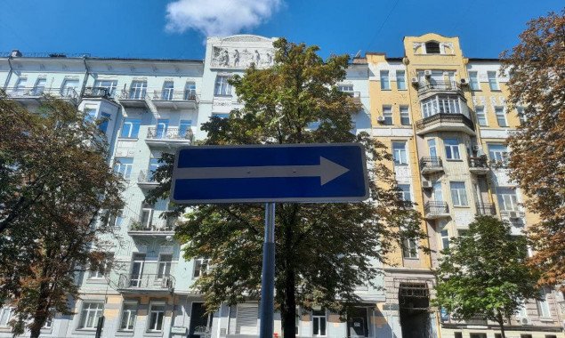Столичные коммунальщики установили 47 новых дорожных знаков на улице Антоновича (фото)