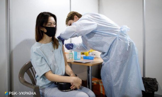 За воскресенье от коронавируса в Украине вакцинировали более 40 тысяч человек