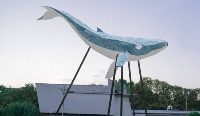 В Киеве появилась скульптура кита из мусора (видео)