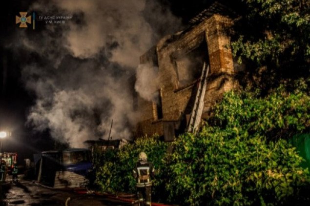 В столице во время тушения пожара в частном доме бойцы ГСЧС спасли мужчину (фото)