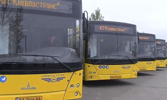 На улице Клавдиевской в Киеве провал в асфальте изменил маршрут движения автобуса №97