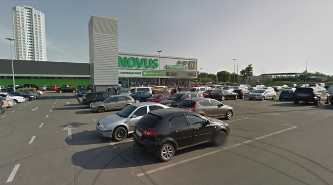 Киевляне жалуются на дрифт-гонки на парковке у супермаркета Novus на проспекте Николая Бажана, 8