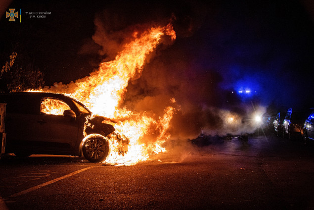 В Киеве опять ночью горели машины (фото, видео)