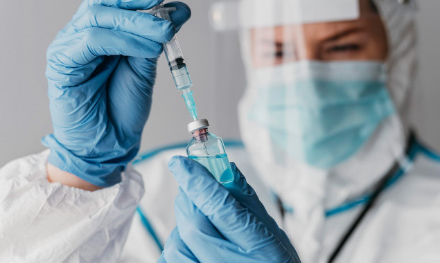 Понад 65 тисяч жителів Київщини вакцинувались проти коронавірусу минулого тижня