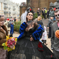 Зомби на улицах Киева: в центре столицы прошел костюмированный парад в честь Хэллоуина (фото)