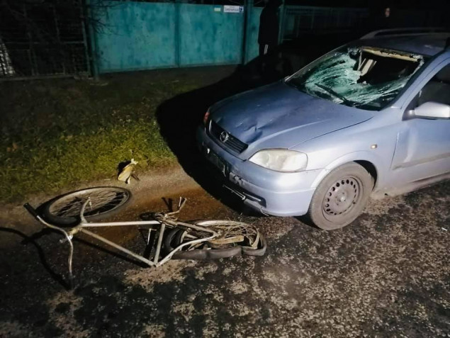 В Белоцерковском районе автомобиль сбил двух человек на велосипеде