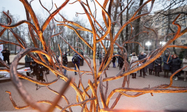 В Киеве установили посвященную борьбе с домашним насилием мини-скульптуру “Дерево помощи” (фото)