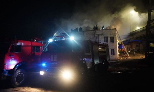 Пожар на СТО в Голосеевском районе Киева ликвидировали почти полсотни спасателей