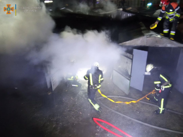 Ночью на Оболони произошел пожар в гаражном кооперативе (видео)