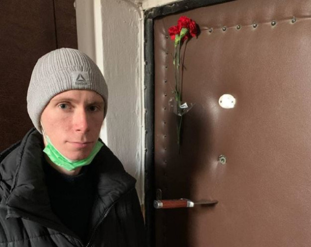 В дверь столичного активиста Дмитрия Перова воткнули нож (фото)