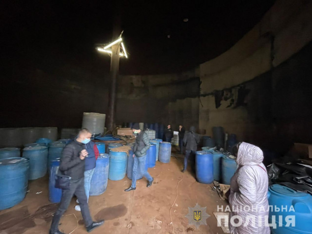На Киевщине выявили подпольный склад контрафактного алкоголя (видео)