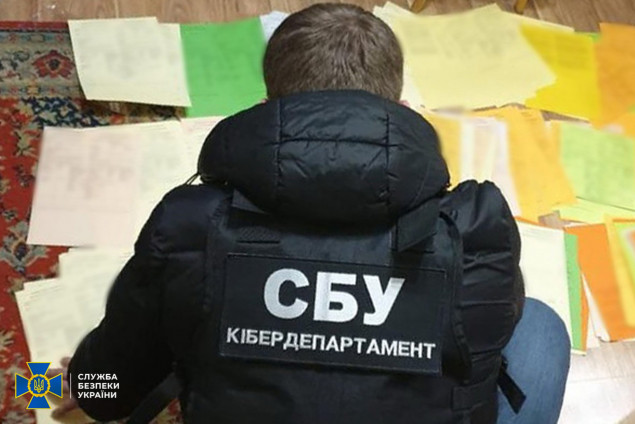 В Киеве ликвидировали крупнейшую в Украине сеть по изготовлению фальшивых COVID-сертификатов