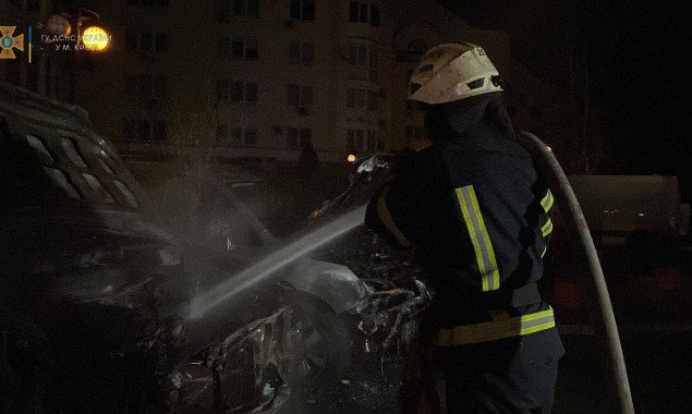 Ночью на столичной Оболони пожар уничтожил три автомобиля (фото, видео)