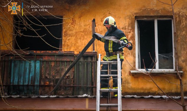 На Новой Дарнице в Киеве спасатели эвакуировали жителей горящего дома (фото)