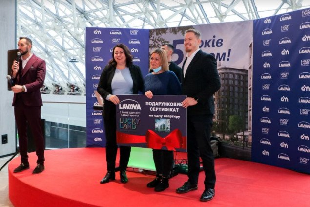 Победителю розыгрыша квартиры в ЖК Lucky Land по случаю 5-летия ТРЦ Lavina Mall вручили сертификат на жилье