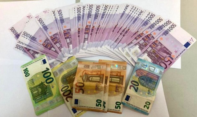 В аэропорту “Борисполь” таможенники изъяли у иностранца валюту на полтора миллиона гривен