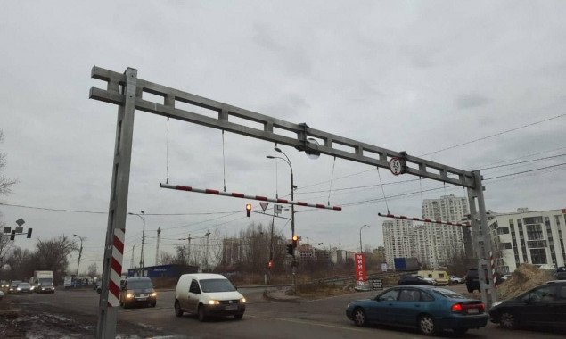 Очередные габаритные ворота установили в Деснянском районе Киева