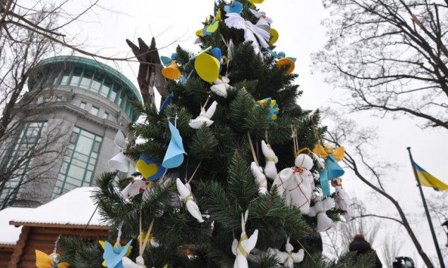 В центре Киева установили елку в честь погибших Героев Небесной Сотни (фото)