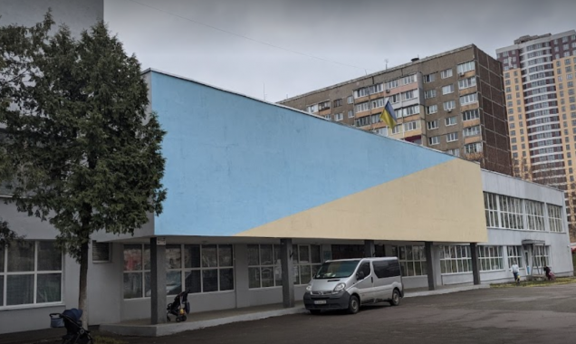 Руководство Соломенского района просят отремонтировать крышу школы № 229