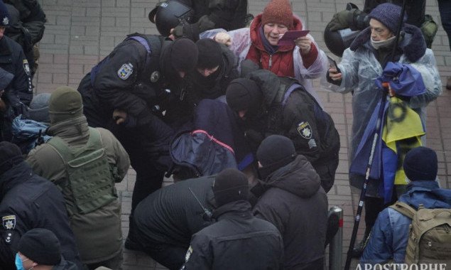 На акции протеста в центре Киева в результате взрыва петарды пострадала женщина