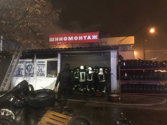 На Радужном массиве Киева пожар уничтожил шиномонтаж и повредил кафе