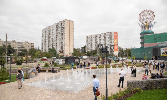 Депутат Киевсовета опасается, что обновленный в прошлом году сквер на Оболонской площади могут застроить МАФами