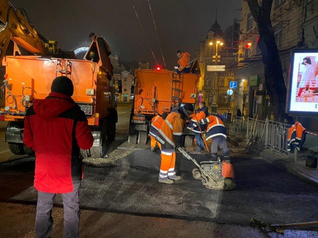 Коммунальщики за ночь устранили провал асфальта на бульваре Шевченко